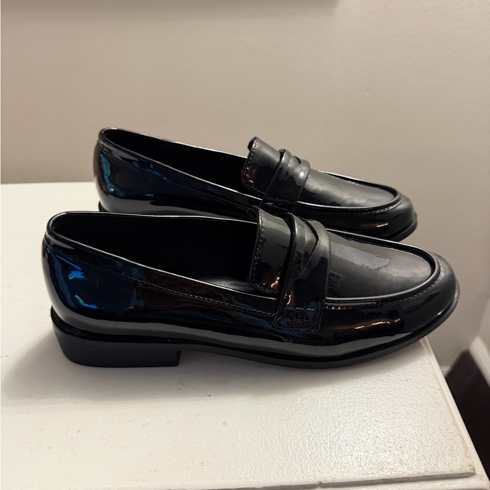 Like New! Women’s Size 9 1/2 Patent Leather London Rag Black Loafers.